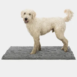 Perro sobre una alfombra baño para perros de microfibra extralarga en color gris, mostrando cómo limpia eficazmente las patas y absorbe la humedad.