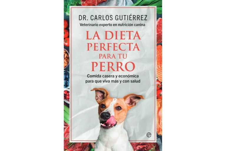 Portada del libro 'La dieta perfecta para tu perro' por el Dr. Carlos Gutiérrez, mostrando a un perro frente a ingredientes naturales como carne, vegetales y frutas, representando la idea de una alimentación casera y saludable para mascotas