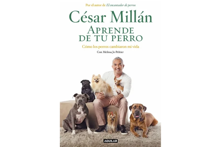 César Millán posando con varios perros de diferentes razas, promoviendo su libro 'Aprende de tu perro: Cómo los perros cambiaron mi vida', publicado por Aguilar